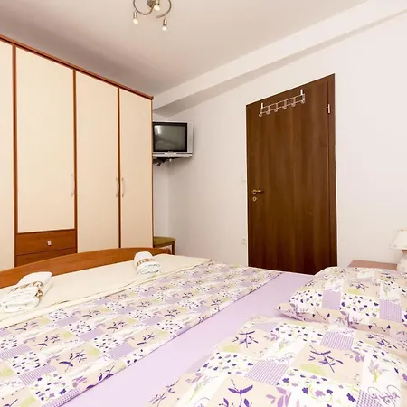 Apartment Mira Omis