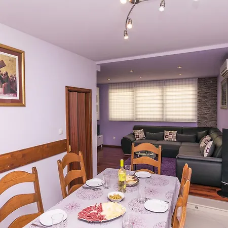 Apartment Mira Omis